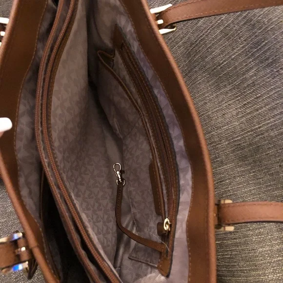 👜Michael Kors  NS Jet Set, with matching Fulton Wallet
👜Color: Brown - Picture 6 of 8